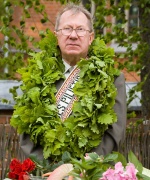 Žurnalistui, redaktoriui ir leidėjui Stanislovui Balčiūnui ąžuolų vainikas, suteikus jam Užpalių garbės piliečio vardą 